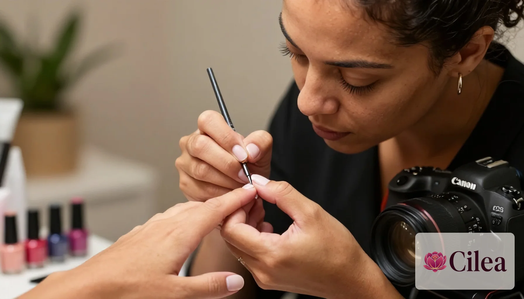 Nail designer pintando desenho detalhado de nail art com pincel fino