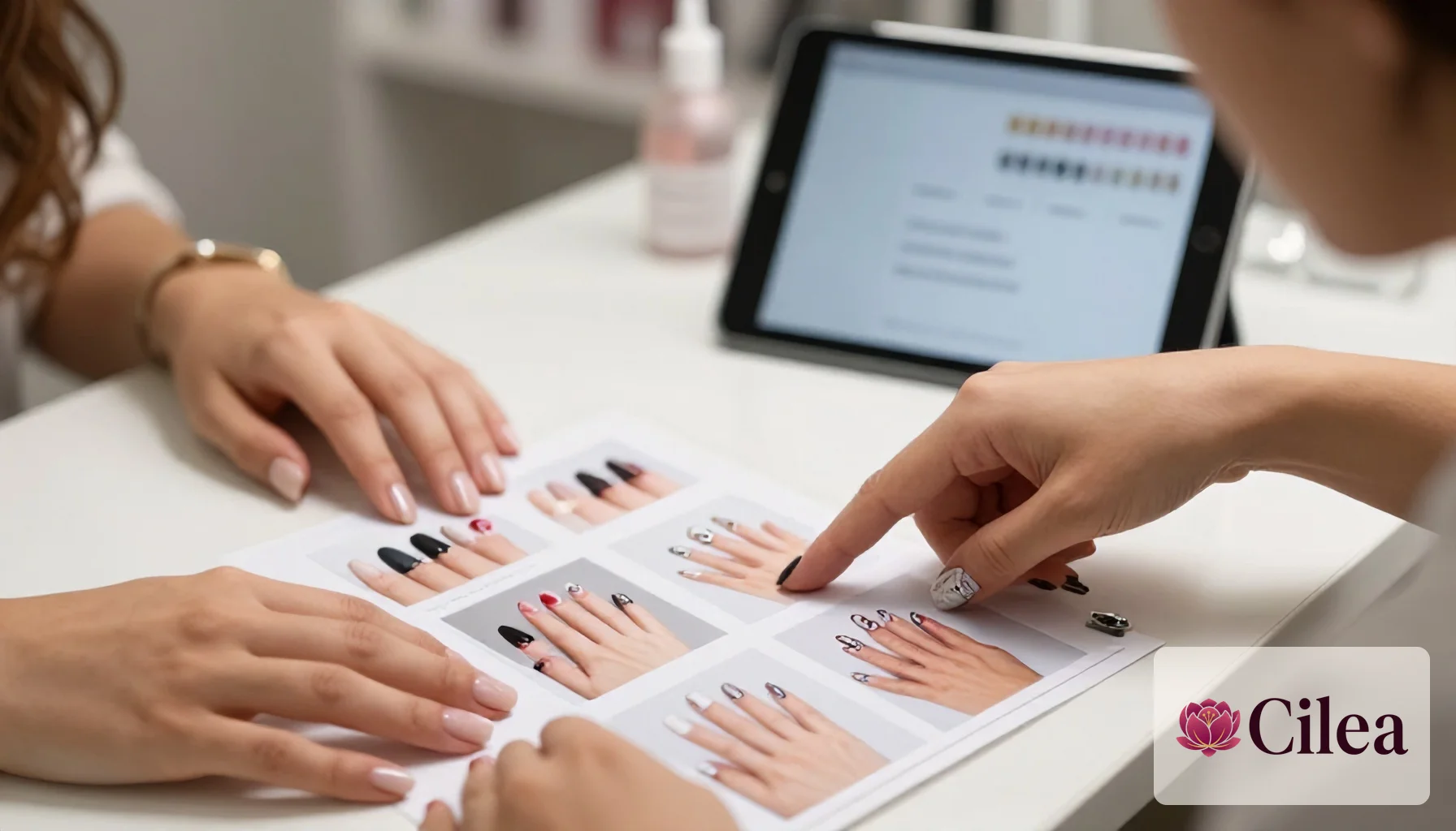 Nail designer mostrando portfólio de artes em unhas para cliente dentro do studio