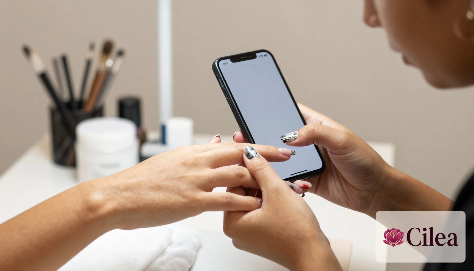 Nail designer fotografando portfólio de unhas com celular em estúdio de beleza