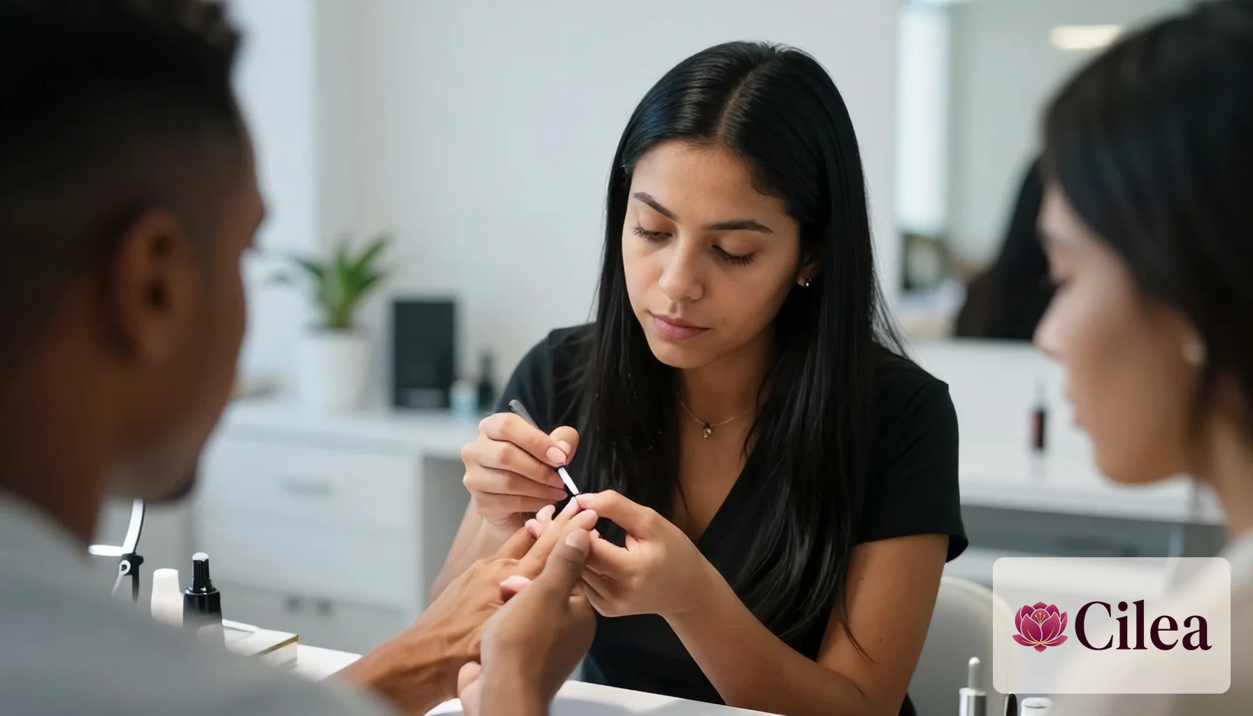 Manicure realiza atendimento para cliente masculino enquanto mulher observa, ilustrando gestão de agenda para salões com várias profissionais