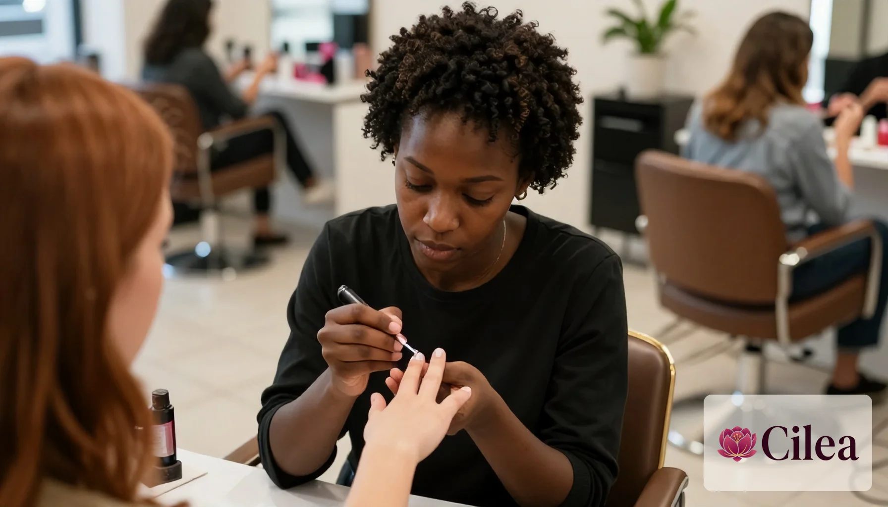 Profissional manicure aplica esmalte em cliente feminina durante atendimento em salão de beleza