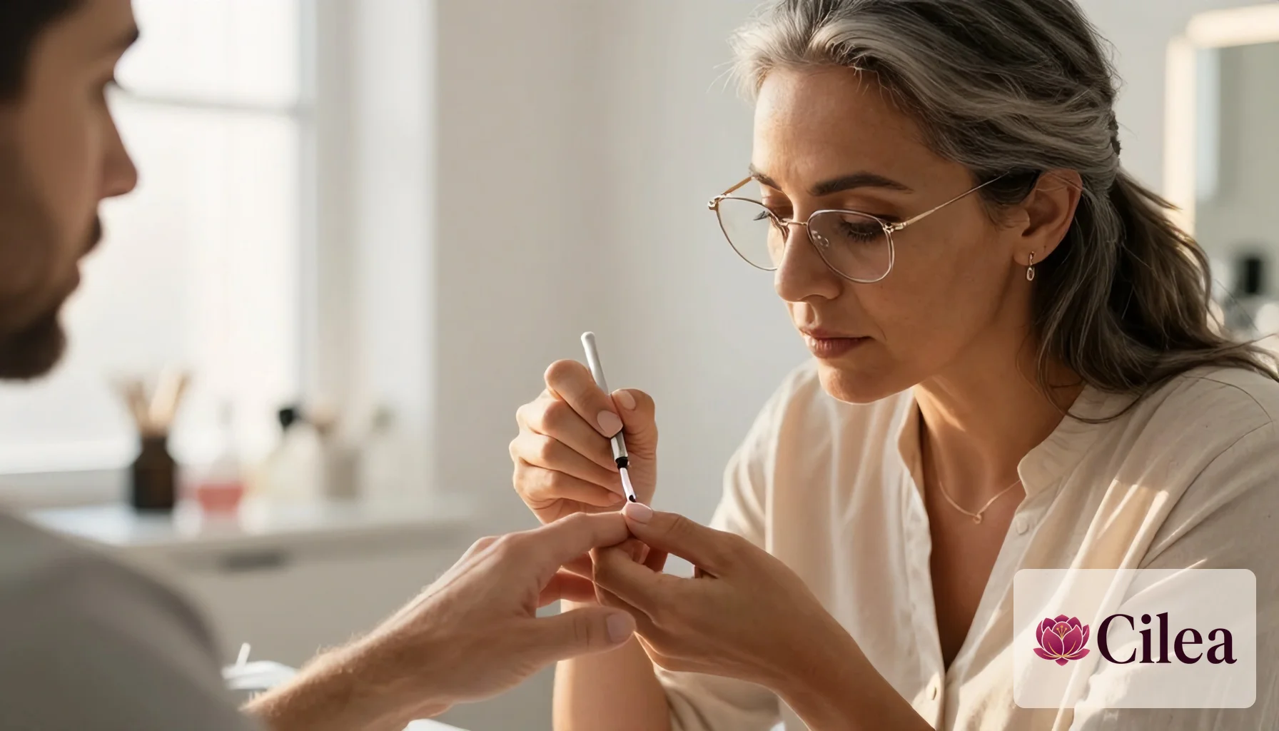 Profissional aplica esmalte em unha de homem em salão de beleza, ilustrando o trabalho do nail designer.