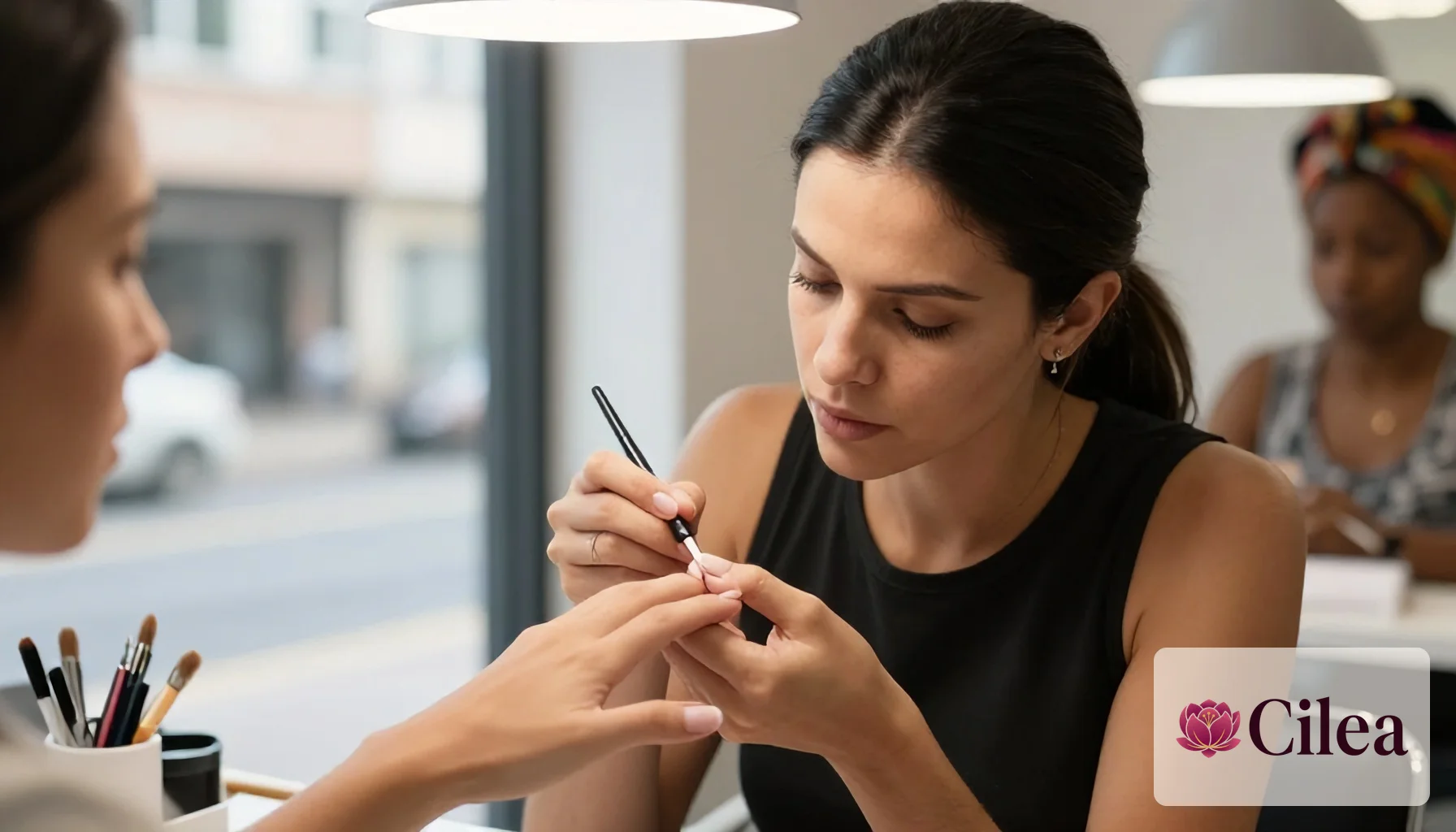 Profissional de unhas aplica esmalte com pincel em cliente no salão de beleza com iluminação adequada