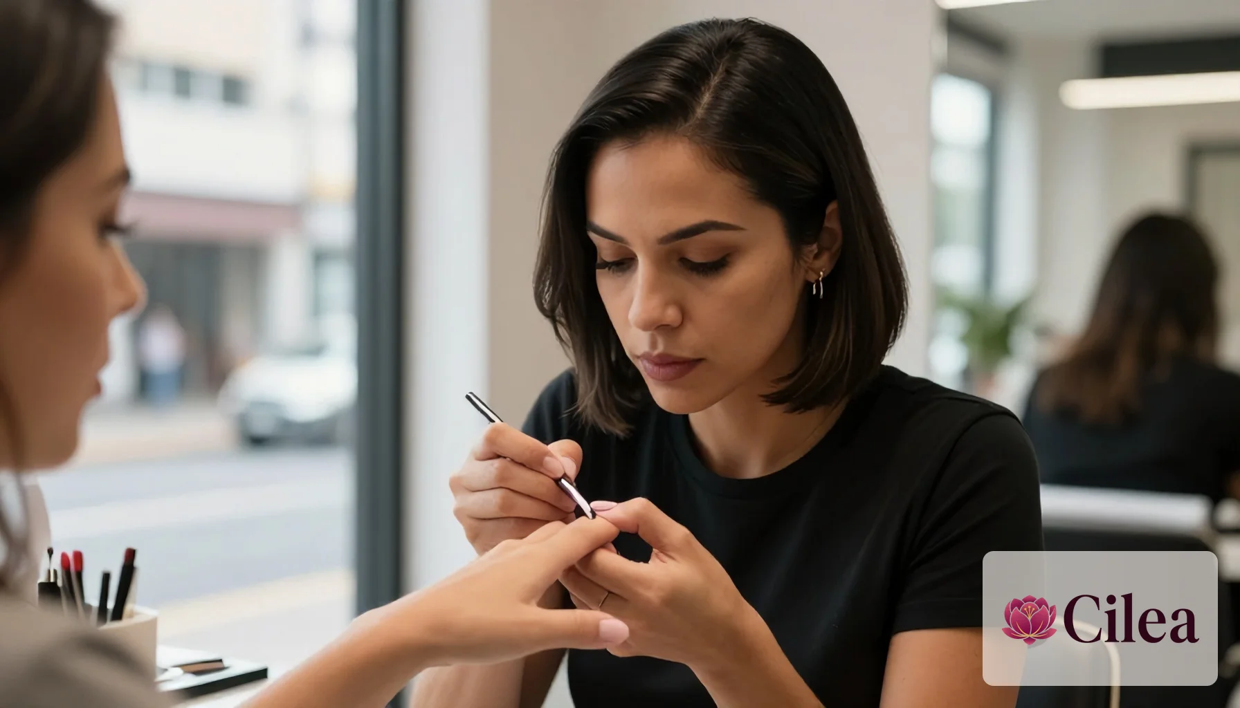 Mulher manicure realiza procedimentos nas unhas da cliente no salão de beleza