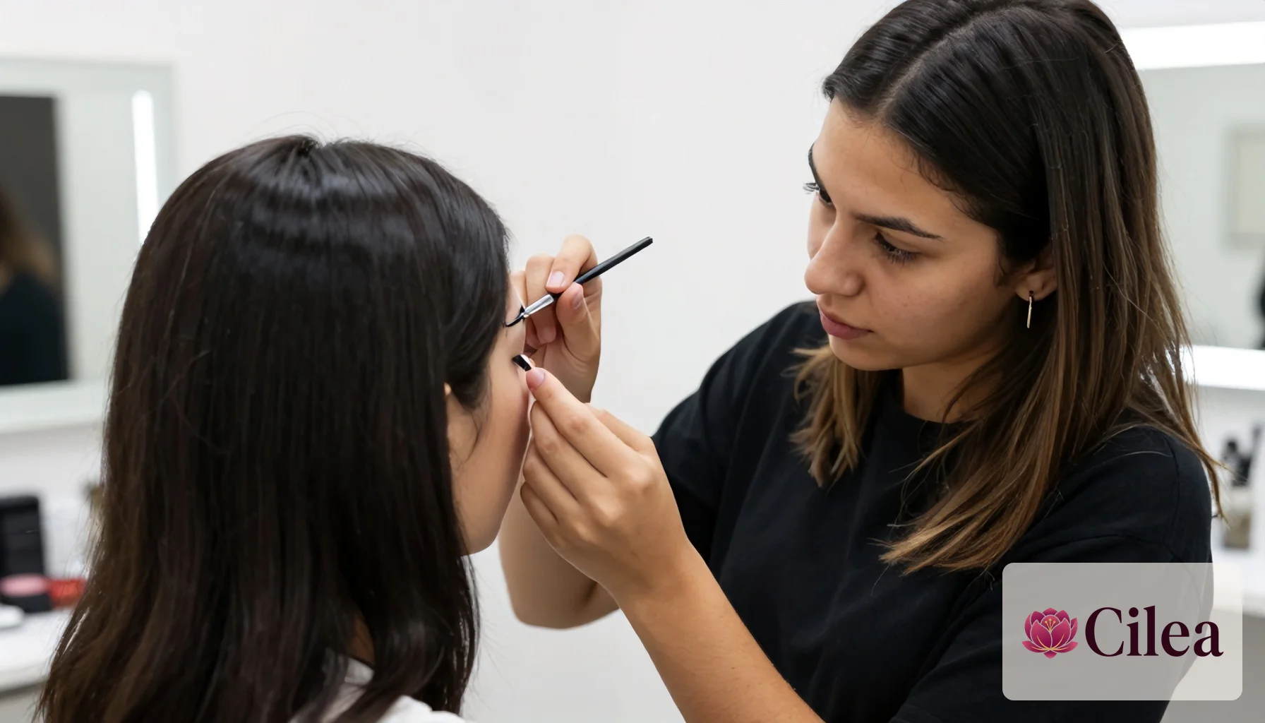 Instrutora ensinando técnica de mapeamento facial para design de sobrancelha em sala de aula